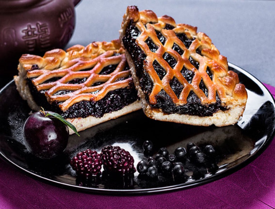 Пирог с черной смородиной из свежих ягод 
